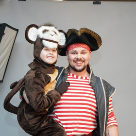 Poznali byste opičku z muzikálu Ostrov pokladů? V náruči ji drží muzikálový herec Martin Schreiner.