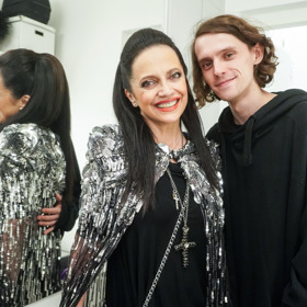 Syn Filip je dnes dospělý mladý muž a pomáhá jí v divadle.