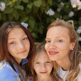 S otcem holčiček, snowboardistou Martinem Černíkem, mají nastavenou střídavou péči.