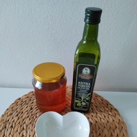 Na tuto domácí masku na ruce vám bude stačit olivový olej a med. Pokud nemáte olivový olej, můžete ho nahradit olejem jiným.
