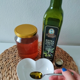 Následně přidejte do misky jednu lžičku olivového oleje. 