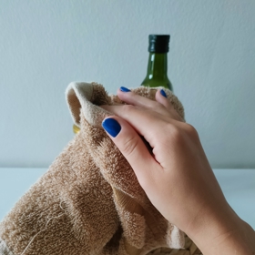 Následně ruce zabalte do igelitového sáčku a ručníku. Nechte působit zhruba 30 minut a poté pokožku rukou opláchněte vodou. 