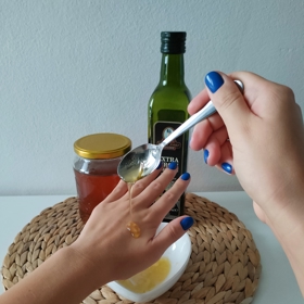 Dobře promíchanou směs aplikujte na ruce a pečlivě vmasírujte. 