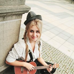 Elis Mraz se kromě zpěvu věnuje hře na ukulele.