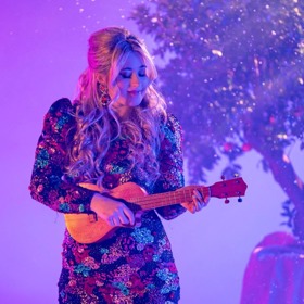 Tvrdí, že před lety o ukulele vědělo jen pár nadšenců a dnes je to trendy nástroj, na který by chtěl umět hrát každý.