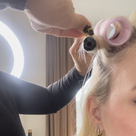 Její účes vyzkoušela redaktorka s pomocí kadeřnice. Ta vlny nejprve vytvořila kulmou. 