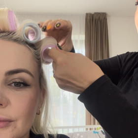 Pokud doma nemáte natáčky, je možné vlnku zachytit sponkou u hlavy. 