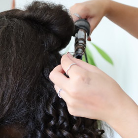 Dlouhé a husté vlasy Taťány le Moigne vizážistka Nikol Kurik kulmou natočila do drobných romantických kudrlinek. 