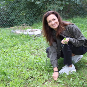 Hanka zde denně trhá trávu pro rodinného mazlíčka, zakrslého králíka.