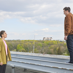 Jakub si myslí, že když bude Karle vyhrožovat sebevraždou, získá její lásku zpátky.