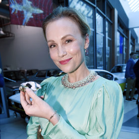 Vlastina Svátková si pochutnala na čerstvých ústřicích. Jak nám prozradila, šperky jsou její vlastní značky Adore - jiné už prakticky nenosí.