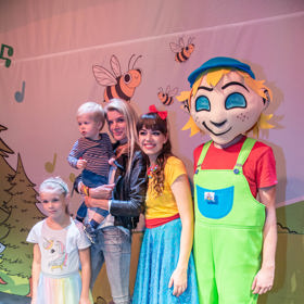 Anetka s Matějem neodolali společné fotografii se svými oblíbenci Karol a Kvídem.