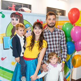 Karolinu Gudasovou přišla na premiéru podpořit rodina - manžel, bývalý hokejový brankář Michal Neuvirth, a děti Emilka s Marečkem.