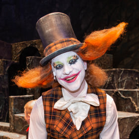 Chybět v muzikálu nesmí Kloboučník, kterého hraje Filip Hořejš. Ve filmu Tima Burtona jej ztvárnil Johnny Depp.