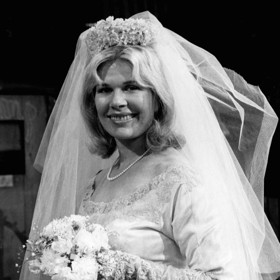 Jednou došlo i na svatbu. Její vyvolený Donald Penobscot se ale v seriálu MASH moc neukazoval.