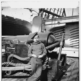 Takzvaní powder monkeys cpali střelný prach do kanonů... uprostřed bitvy.