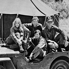 Tady to všechno začalo. Na fotografii ze září 1972 jsou Loretta Swit (Margaret Houlihanová), Wayne Rogers (Trapper John), McLean Stevenson (Henry Blake) a Alan Alda (Hawkeye Pierce).