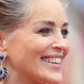 Na květnovém filmovém festivalu v Cannes neváhala Sharon odhalit šediny. Přesto byla nejzářivější hvězdou akce.