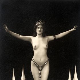 V té době si zároveň změnila jméno na Olgu Desmond.