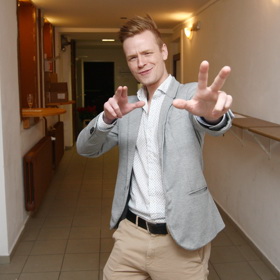 Herec na své filmové začátky dnes vzpomíná s úsměvem, aktuálně se raději věnuje dabingu, ve kterém je velmi úspěšný.