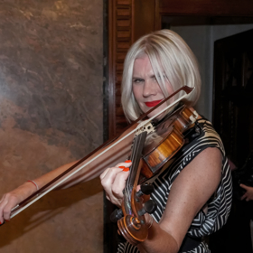 Zpěvačka Leona Machálková překvapila tím, že ovládá hru na housle.