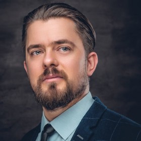 MÓDA: Šatník Lva je jasný, okouzlující a naprosto precizně srovnaný a vyžehlený. Najdete v něm i mnoho luxusních značek. Lvi si zároveň občas ujíždí na světlém extravagantním oblečení, které ale umí nosit.