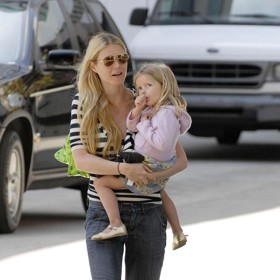 Své děti ukazuje Gwyneth na sociálních sítích jen velmi zřídka a ani s nimi nechodí na společenské akce. Fanoušci je tak praktiky mohou zahlédnout jen na paparazzi snímcích, jako je tento z roku 2007. Nesmělá Apple měla tehdy z fotografů nahnáno.