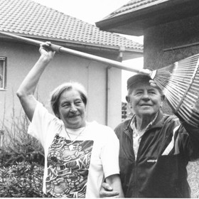 Oba kromě data narození spojoval obrovský smysl pro humor. Emil Zátopek se vždycky o Danině sportu zmiňoval jako o "pravěké disciplíně" a její zasloužilé oštěpy všemožně využíval v domácnosti. Buďto jako násadu na smeták nebo jako v tomto případě na hrábě.