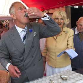 Karel s manželkou Camillou sice dávají přednost pokrmům z lokálních plodin, při různých příležitostech ale nepohrdnou ani stravou poněkud netypickou, třeba ústřicemi.