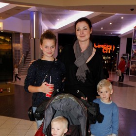 Herečka má s manželem syny Šimona a Matouše. Na archivní fotografii je také Preissova starší dcera Viktorie z předchozího vztahu.