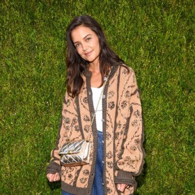 Katie Holmes  předvedla na události Through Her Lens: The Tribeca Chanel Women's Filmmaker v New Yorku originální outfit. Široké džíny a teplý kardigan se perfektně hodí pro nadcházející podzimní dny. 