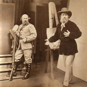 Oscar Gustave Rejlander (1813-1875) byl britský fotograf a malíř švédského původu, který se proslavil technikami kombinování fotografií díky více vrstvám negativů. Byl tvůrcem tzv. viktoriánských bezhlavých portrétů. Na tomto dvojitém autoportétu jej můžeme vidět v uniformě oddílu vzdušných sil Británie, nazývaného The Artists Rifles. Na plátně za postavou je rozpoznatelné jeho nejslavnější dílo Plačící dítě. Schůdky, na kterých stojí jeho uniformované já, jsou rovněž běžnou proprietou fotografií z jeho ateliéru. Autoportét vznikl v roce 1873.