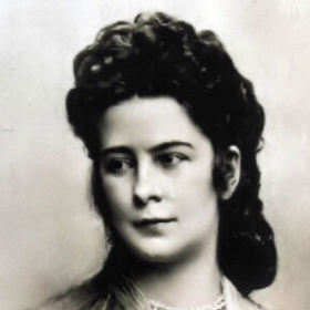 Její svatební výbava obsahovala 168 punčoch, 20 párů rukavic, 6 párů vysokých kožených bot a 113 párů střevíců. Rakouská císařovna si směla vzít tytéž boty a rukavice pouze šestkrát, pak už patřily komorným.