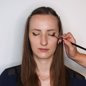 Tužku jsem následně rozestínovala pomocí tmavě hnědého stínu. Aby nikde nebyly ostré přechody, použila jsem ještě světlejší hnědý stín pro vytvoření jemného přechodu.