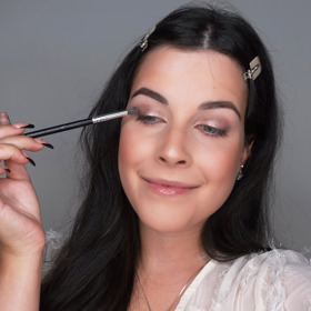 Jako další použiji tmavší stín a menší kulatý štětec. Stín aplikuji do vnějšího koutku přímo k řasové linii. Docílím tak větší hloubky a propracovanosti líčení. Abych nikde neměla ostré přechody a všechny stíny byly propojené, vrátím se opět k většímu kulatému štětci a pomocí krouživého pohybu oba stíny propojím dohromady.