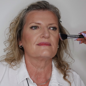 Na pleť jsem nanesla středně krycí make-up a pomocí korektoru a kontur ho vystínovala. Kontury nám pomůžou dotvarovat obličej, který by jinak pouze působil plochým dojmem. Nesmí chybět ani tvářenka, která dodá barvu a svěží nádech líčkám. Zvolila jsem jemný narůžovělý odstín. 