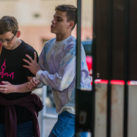 Dokonce kvůli tomu zalže doma, kde už začínají tušit, že se ve škole něco děje.