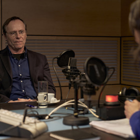 Politik Skála (Karel Roden) je známý svou prostořekostí. Na Štědrý den kvůli tomu bude muset leccos žehlit.