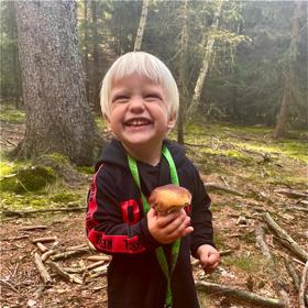 Pepíček si zamiloval sbírání hub a raduje se z každého hříbku, který v lese najde.