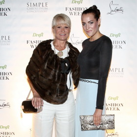 Milada Karasová pózuje s Miss České republiky 2007 Kateřinou Sokolovou.