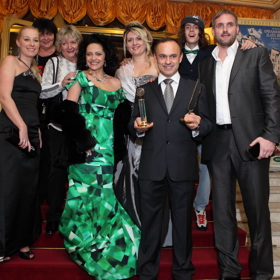 Předávání Slavíků patří mezi události, na kterých Lucie touží mít po boku své blízké - bráška Karel nesmí chybět.