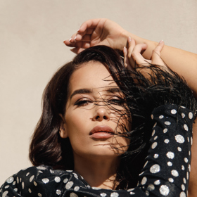 Nikola žije trvale v Praze teprve čtvrtým rokem. Po zisku titulu České Miss Earth totiž cestovala a dlouhé roky žila a pracovala v zahraničí.