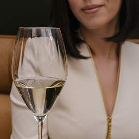 Sklenici na sekty či šampaňské uchopíme za stopku co nejníž.