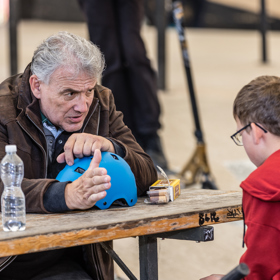 Proto požádá o radu člověka, o němž se domnívá, že si umí poradit v každé situaci.