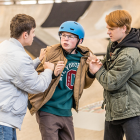 Rozhodne se však, že už to dál nehodlá snášet a postaví se na odpor.