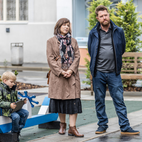 Chris má nečekanou návštěvu, z Amsterodamu dorazí jeho babička s dědou.