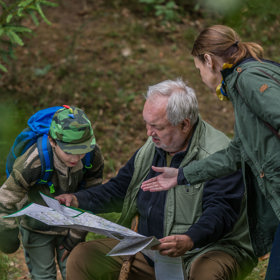Proto vymyslí výlet do přírody a menší bojovku.