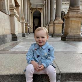 Malá Meda pije nejčastěji pramenitou vodu nebo čaj, ovšem neslazený.