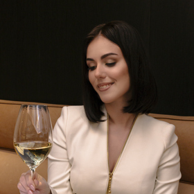 Sklenici na bílé víno držíme také za stopku, ale uprostřed. Julie Balobanova další cenné rady sepsala do své nedávno vydané knihy Etiketa pro elegantní ženu.