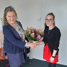 Produkční magazínu Lifee přivítala Hanu Malinovou s velkou kyticí květin.